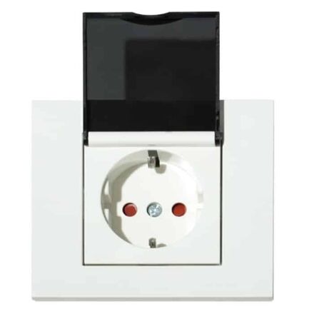 Розетка одинарна з заземленням з кришкою та шторками біла GRANO